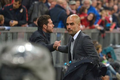 Saludo entre Simeone y Guardiola instantes antes del inicio del partido.