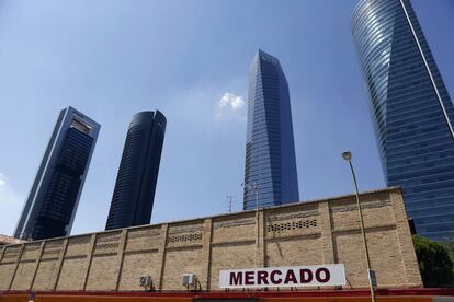 Mercado tredicional en las 800 viviendas, con las cuatro torres al fondo.