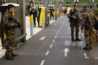 Soldados franceses controlam a estação de trem de Lyon nesta terça.