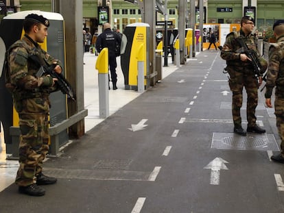 Soldados franceses controlam a estação de trem de Lyon nesta terça.