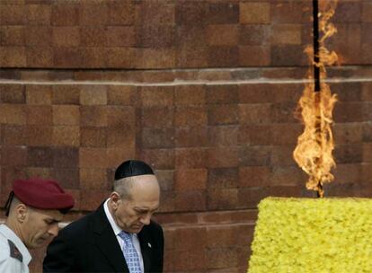 El primer ministro israelí, Ehud Olmert, cabizbajo durante una de las ceremonias de recuerdo a las víctimas del Holocausto en el Memorial Yad Vashem en Jerusalén.