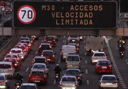 Reducción de la velocidad en la M-30 por la alta contaminación.