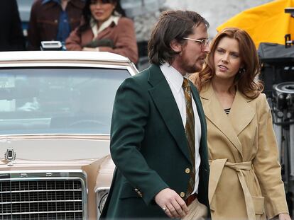 Amy Adams y Christian Bale en el set de rodaje de 'La gran estafa americana', la película dirigida por David O. Russell, en marzo de 2013.
