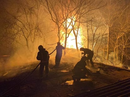 Bomberos apagan un incendio en un almacén de Mikolaiv, el martes. Según Unicef, más de 1,5 millones de niños se encuentran entre los que han huido de Ucrania. Esto ha llevado a las agencias de la ONU, pero también a Europol, a advertir de forma constante sobre los riesgos de explotación de mujeres y menores.