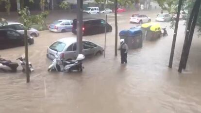 L'avinguda Paral·lel, inundada aquest dimarts.