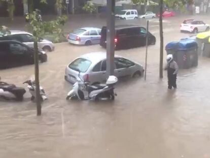 L'avinguda Paral·lel, inundada aquest dimarts.