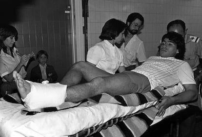 Diego Armando Maradona, jugador del Barcelona, ingresado en la clínica Asepeyo, tras la lesión que le produjo una entrada del jugador del Athletic de Bilbao Andoni Goikoetxea en 1983.