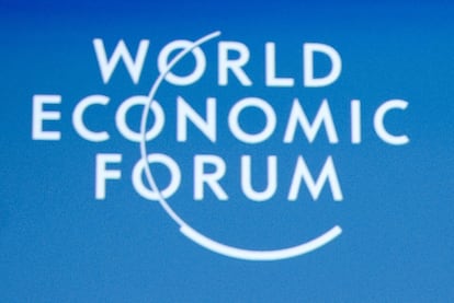 Las sombras de los participantes en un debate del Foro Económico Mundial de Davos celebrado el miércoles se proyectan en una pared.