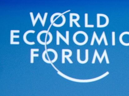 Las sombras de los participantes en un debate del Foro Económico Mundial de Davos celebrado el miércoles se proyectan en una pared.