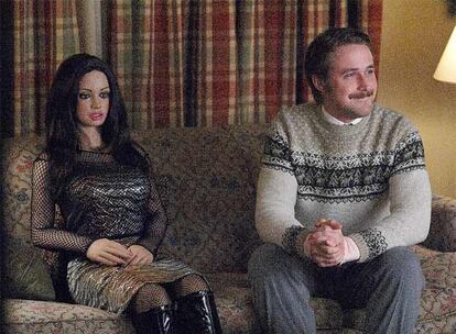 El actor Ryan Gosling con Bianca, la muñeca hinchable, en un fotograma de <i>Lars y una chica de verdad.</i>