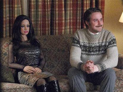 El actor Ryan Gosling con Bianca, la muñeca hinchable, en un fotograma de <i>Lars y una chica de verdad.</i>