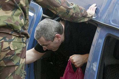 Jodorkovski, propietario de la petrolera Yukos, al llegar al juicio que se ha seguido contra él por fraude y evasión de impuestos en Moscú.