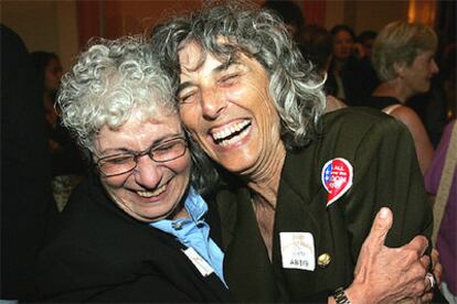 Una pareja, Shelly Bailes y Ellen Pontac, celebra el resultado de la votación en la Asamblea de Sacramento.