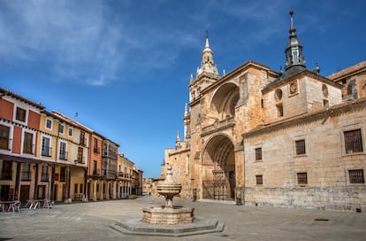 La silueta de El Burgo de Osma está marcada por la hermosa torre de su catedral, de estilo gótico, levantada sobre otro templo de estilo románico. En su interior se puede contemplar un precioso retablo de Juan de Juni y el sepulcro de San Pedro de Osma. Arropando la catedral, un conjunto medieval bien conservado, con antiguas casas sustentadas por soportales con columnas de piedra. Las murallas, el Palacio Episcopal, la plaza Mayor y la Universidad de Santa Catalina completan el catálogo monumental de la localidad soriana. <a href="http://www.burgodeosma.com/" target="_blank">burgodeosma.com</a>