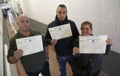 Patxi y Martín, dos de los reclusos de Martutene que han participado en un programa de reinserción, muestran los diplomas que les acreditan para desempeñar tareas de auxiliar de almacén.