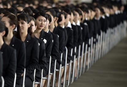 Unos 1.450 nuevos empleados de la aerolínea Japan Airlines asisten a una ceremonia de bienvenida a la compañía durante el primer día del año fiscal en Tokio (Japón).