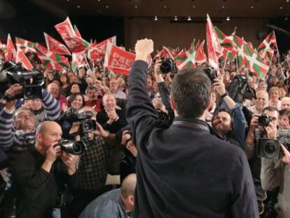 Sánchez saluda a sus seguidores en un acto en Barakaldo.
