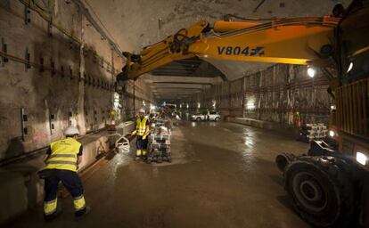 Obras de construcción de la línea 9 del metro de Barcelona.