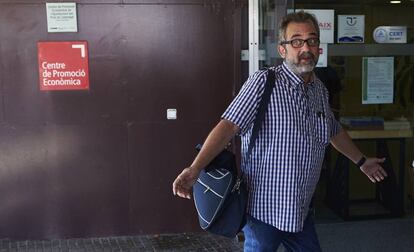 El asesor del comité de huelga de los trabajadores de Eulen en los controles del aeropuerto de Barcelona-El Prat, Juan Carlos Giménez, a su llegada a la asamblea de esta mañana.