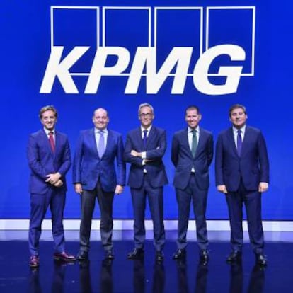 De izquierda a derecha, los abogados César Salagaray, José Marí, Carlos García del Cerro, Miguel Ferrández y Antonio Fernández, durante un acto de presentación de KPMG.