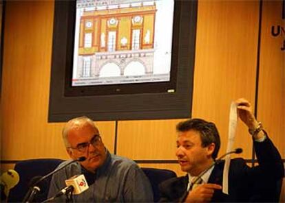 El arquitecto Miguel del Rey y el rector de la Jaume I, Francisco Toledo, ante una imagen del proyecto.