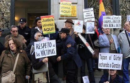 La Policía Nacional desaloja a los familiares y víctimas del franquismo que se han concentrado ante las puertas del Consejo General del Poder Judicial (CGPJ), para mostrar su apoyo al juez Garzón.