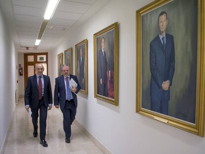 A la derecha, el consejero de Hacienda, Pedro Azpiazu, y el portavoz del Gobierno vasco, Josu Erkoreka, antes de informar de los presupuestos vascos de 2017.