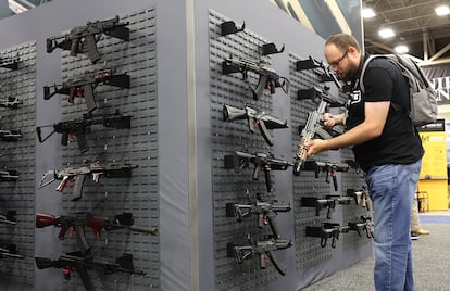 Un visitante inspecciona un rifle en el Palmetto State Armorybooth durante la Reunión Anual y Exposiciones de la Asociación Nacional del Rifle (NRA) en el Centro de Convenciones Kay Bailey Hutchison,  en Dallas, Texas. El 17 de mayo de 2024.