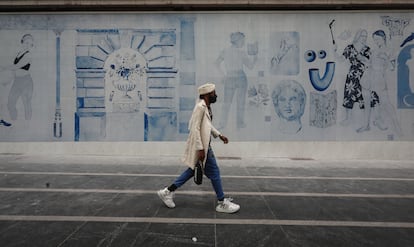 Mural de porcelana en la fachada del Palacio de la Música de la Gran Vía, obra de Los Bravú y comisariada por La Casa Encendida.