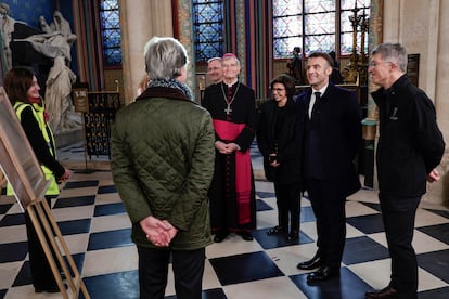 El presidente Emmanuel Macron, durante su visita a la catedral de Notre-Dame de París en París, este viernes.  La Catedral de París será reinaugurada oficialmente el 07 de diciembre de 2024, tras casi seis años de trabajos de renovación. 