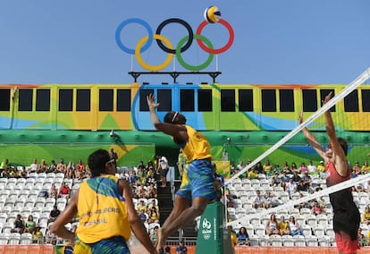 Jogo de vôlei de praia do Brasil contra o Canadá