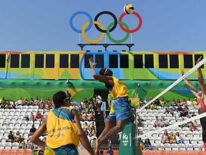 Jogo de vôlei de praia do Brasil contra o Canadá