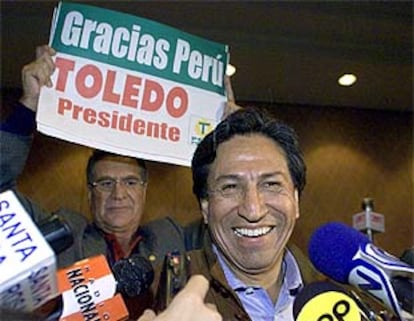 El candidato presidencial Alejandro Toledo se dirige exultante a los periodistas tras conocerse los primeros resultados que le dan como vencedor.