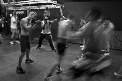 Jóvenes 'cachorros' entrenan en el gimnasio de Javier García, en Sant Adrià del Besòs.