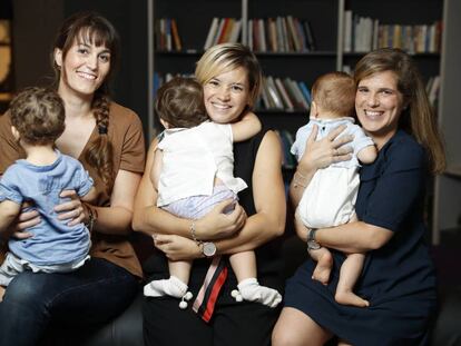 Leticia Zarza, Inmaculada López y Elena Fernández, con sus hijos afectados por el citomegalovirus.