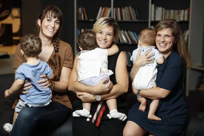 Leticia Zarza, Inmaculada López y Elena Fernández, con sus hijos afectados por el citomegalovirus.
