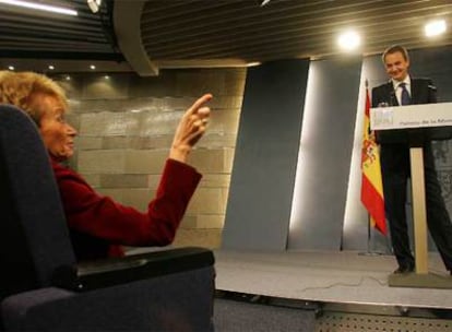 José Luis Rodríguez Zapatero sonríe a la vicepresidenta María Teresa Fernández de la Vega durante su comparecencia en La Moncloa.