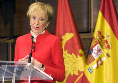 La vicepresidenta primera del Gobierno, María Teresa Fernández de la Vega, en una rueda de prensa en el Ayuntamiento de Zaragoza.