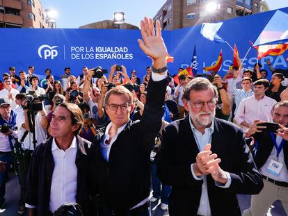 Los expresidentes del Gobierno José María Aznar y Mariajo Rajoy  junto al líder del PP Alberto Núñez-Feijóo.