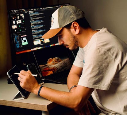Un chico utilizando un iPad Pro de Apple