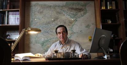 El exministro de Defensa José Bono, fotografiado en su despacho, en su casa de Olías del Rey (Toledo) en 2012.