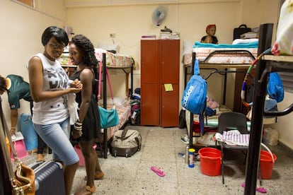 Alumnos sudafricanos de tercer curso recorren su espacio vital en un dormitorio sin aire acondicionado compartido por ocho estudiantes en la residencia estudiantil de la ELAM, cercana al Hospital Salvador Allende. 
