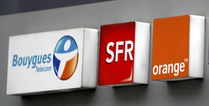 Logotipos de Bouygues, SFR y Orange, en una tienda de telefonía móvil de París (Francia).