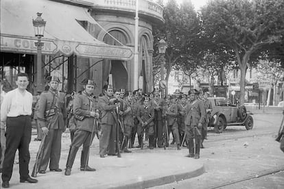 Guardias civiles leales a la República, en la plaza de Cataluña, después de que las tropas leales apresasen a los jefes de los sublevados.
