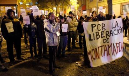 Un grupo de vecinos protesta por el desalojo del centro Montamarta, en San Blas.