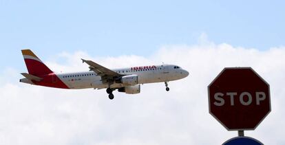 Un avión de Iberia sobrevuela el aeripuerto del prat (Barcelona) antes de aterrizar.