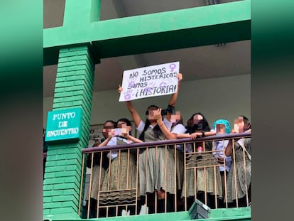 Una protesta contra un profesor acusado de abuso en un colegio de Medellín, Colombia, el pasado 8 de marzo.