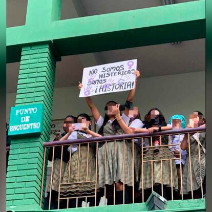 Una protesta contra un profesor acusado de abuso en un colegio de Medellín, Colombia