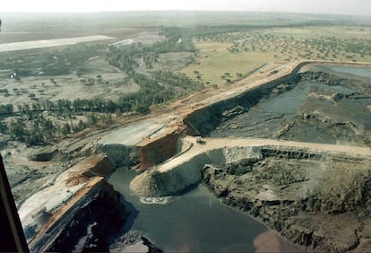 Aspecto que presenta la rotura en el muro de la balsa de Minas de Aznalcóllar una semana después de su rotura, el 30 de abril de 1998.