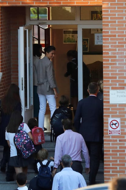 La reina Letizia y don Felipe han entrado con sus hijas hasta el interior del centro escolar.
